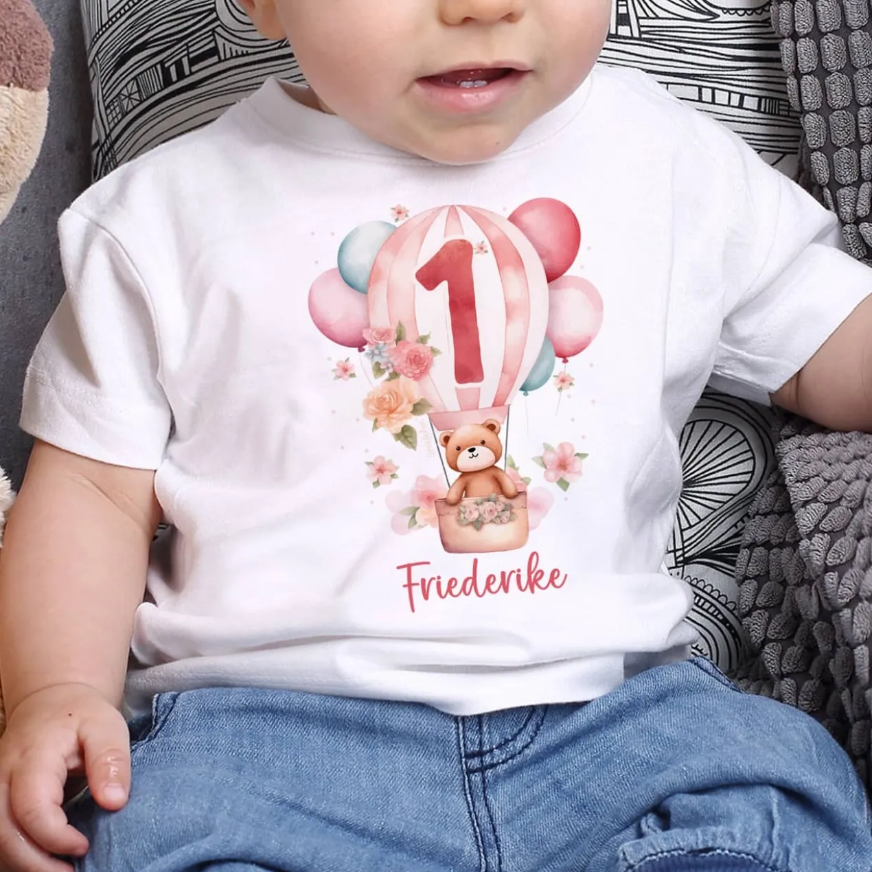 Geburtstagshirt Baby mit großer 1, Teddy im Heißluftballon, Blumen und Name