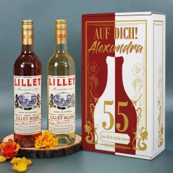 Geburtstagspräsent mit zwei Flaschen Lillet und einer persönlichen Geschenkverpackung