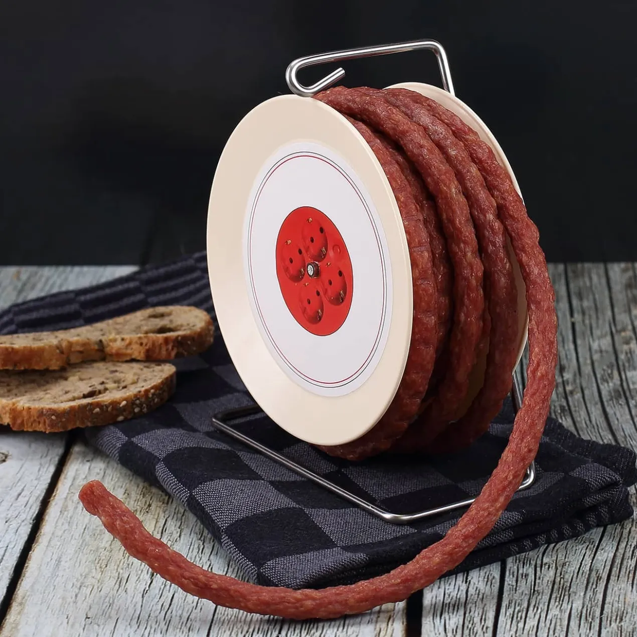 Geburtstagsset mit Bier und Salami-Kabeltrommel im Pflanzkorb