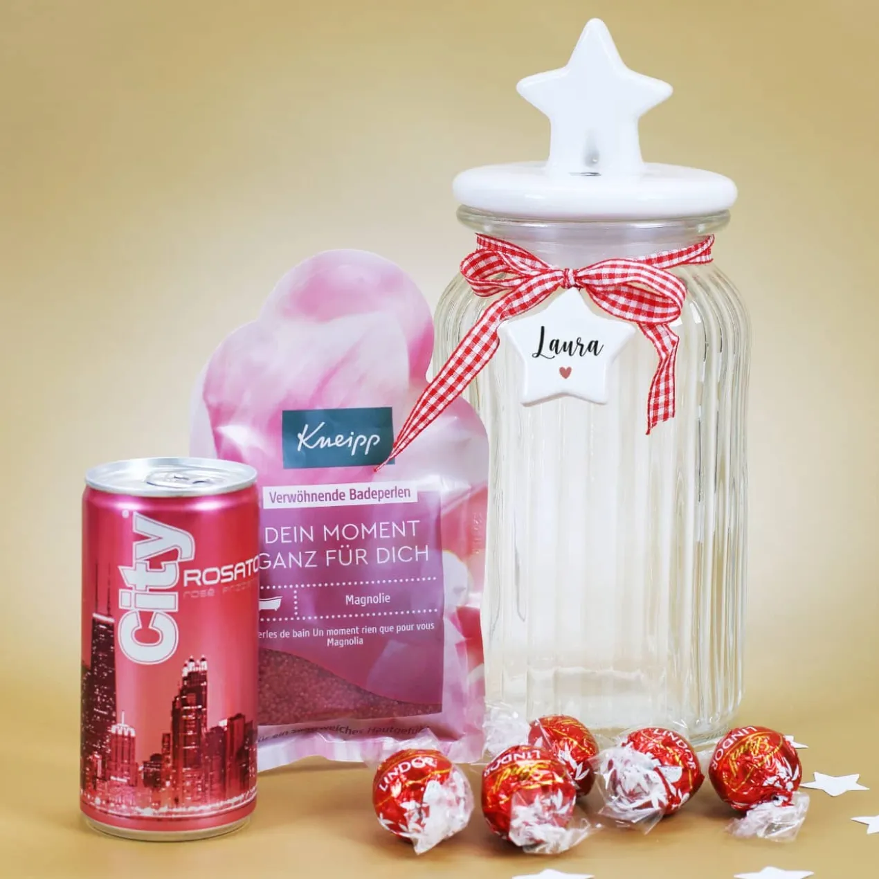 Gefüllte Glasdose als Geschenkset für Frauen - mit persönlichem Anhänger