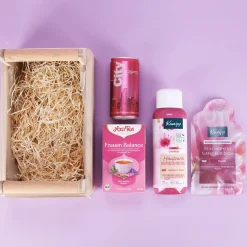 Gefüllter Geschenkkorb mit Blumenmotiv und Wellnessinhalt - persönlich bedruckt