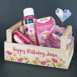 Gefüllter Geschenkkorb mit Blumenmotiv und Wellnessinhalt - persönlich bedruckt