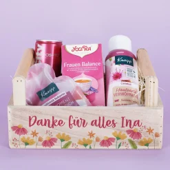 Gefüllter Geschenkkorb mit Blumenmotiv und Wellnessinhalt - persönlich bedruckt