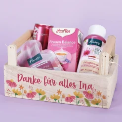 Gefüllter Geschenkkorb mit Blumenmotiv und Wellnessinhalt - persönlich bedruckt