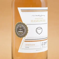 Geistreicher Genuss - Feinster Haselnussbrand mit graviertem Likörglas in Holzverpackung