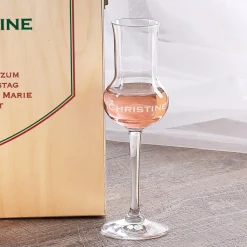 Geistreicher Genuss - Feinster Haselnussbrand mit graviertem Likörglas in Holzverpackung