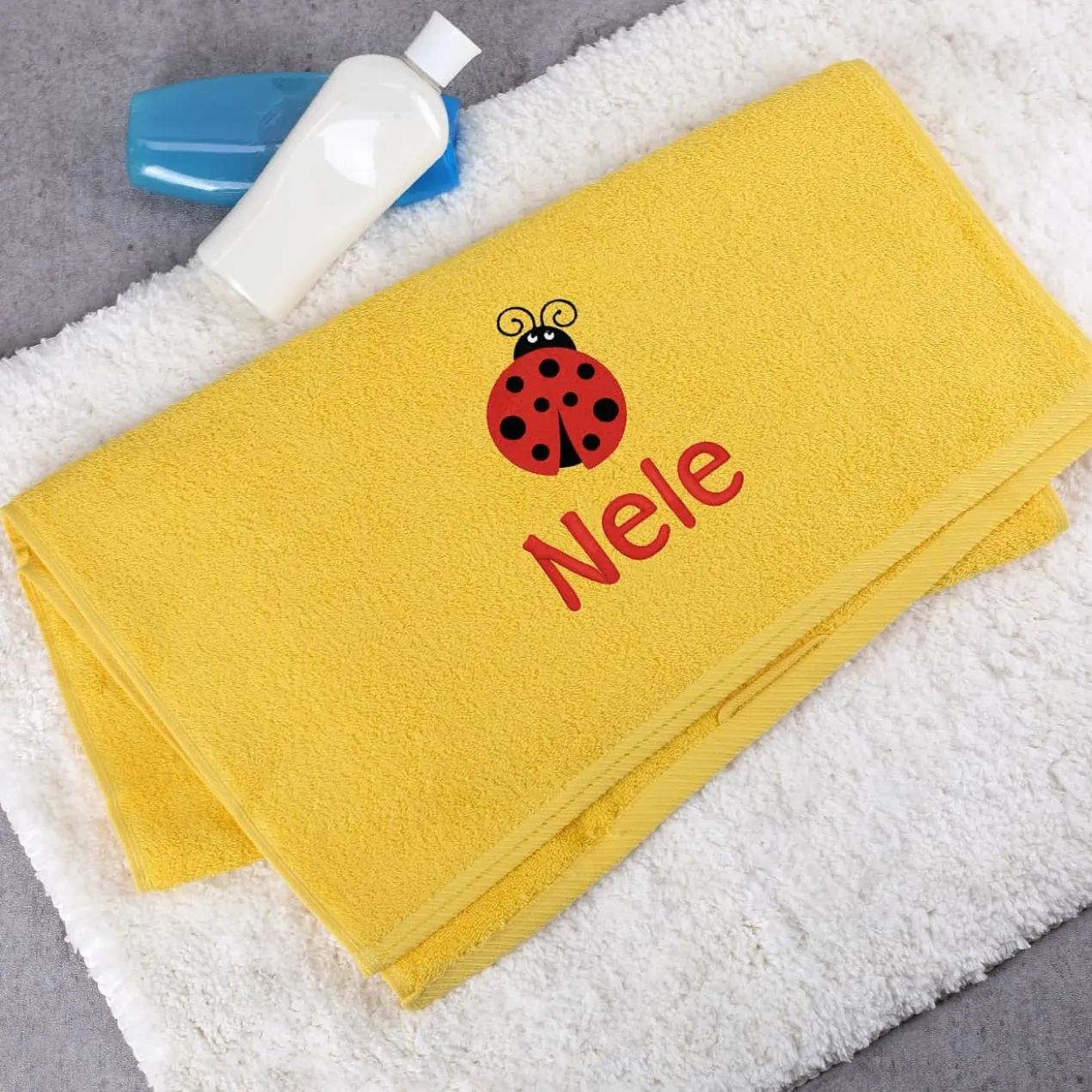 Gelbes Kinderhandtuch mit Marienkäfer und Name bestickt, 3 Größen auswählbar