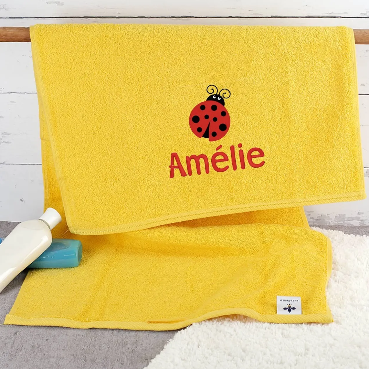 Gelbes Kinderhandtuch mit Marienkäfer und Name bestickt, 3 Größen auswählbar