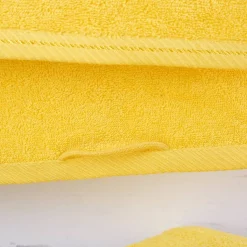 Gelbes Kinderhandtuch mit Marienkäfer und Name bestickt, 3 Größen auswählbar