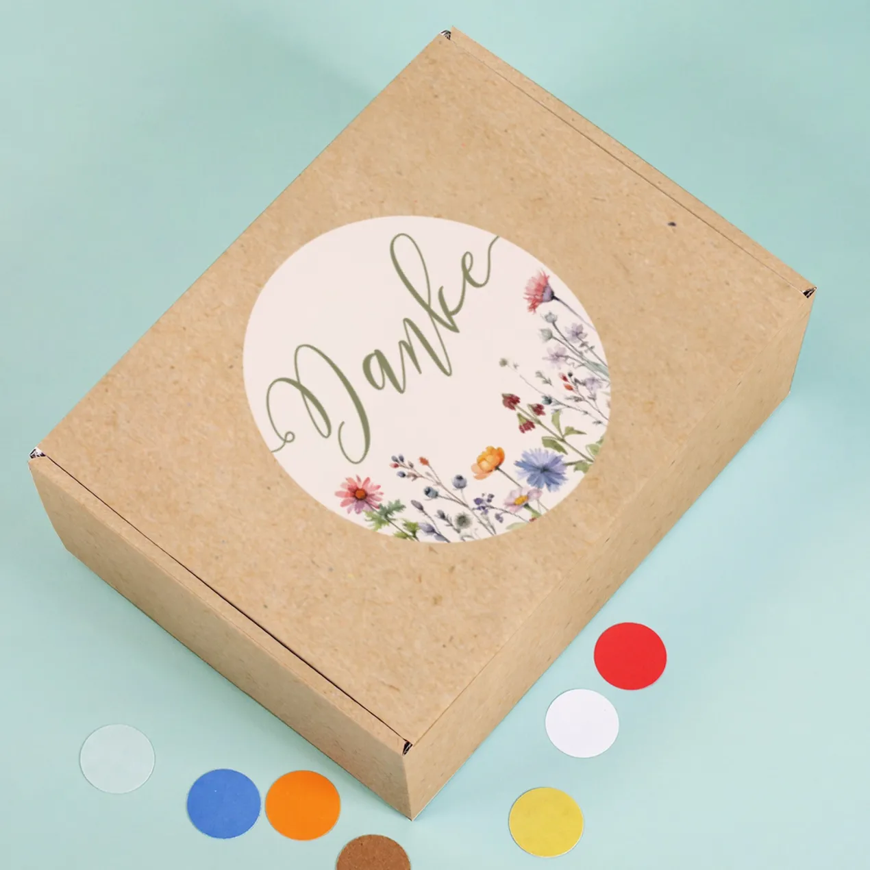 Geschenkbox 'Danke' mittelgroß | Floraler Kraftpapier-Look, rundum bedruckt | 21×8×15 cm