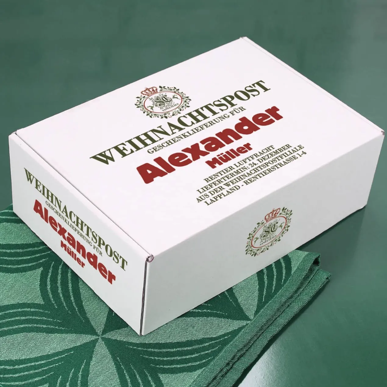Geschenkkarton aus der Weihnachtspost-Filiale mit Name bedruckt