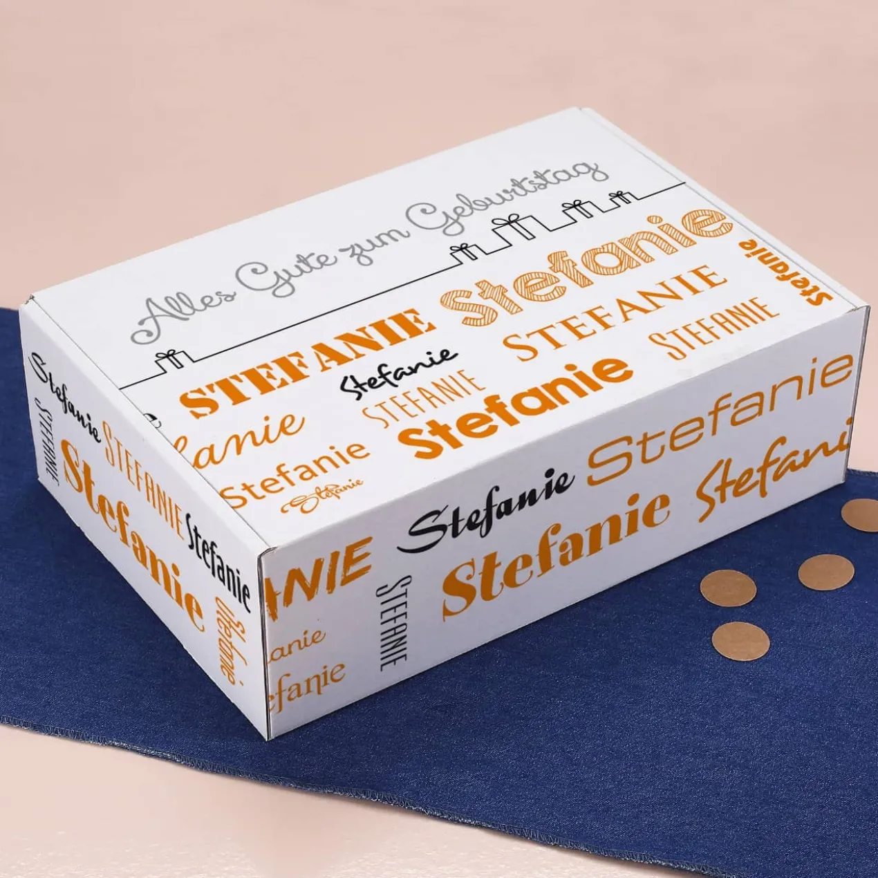 Geschenkkarton mit Wunschtext und Name in verschiedenen Schriftarten - orange