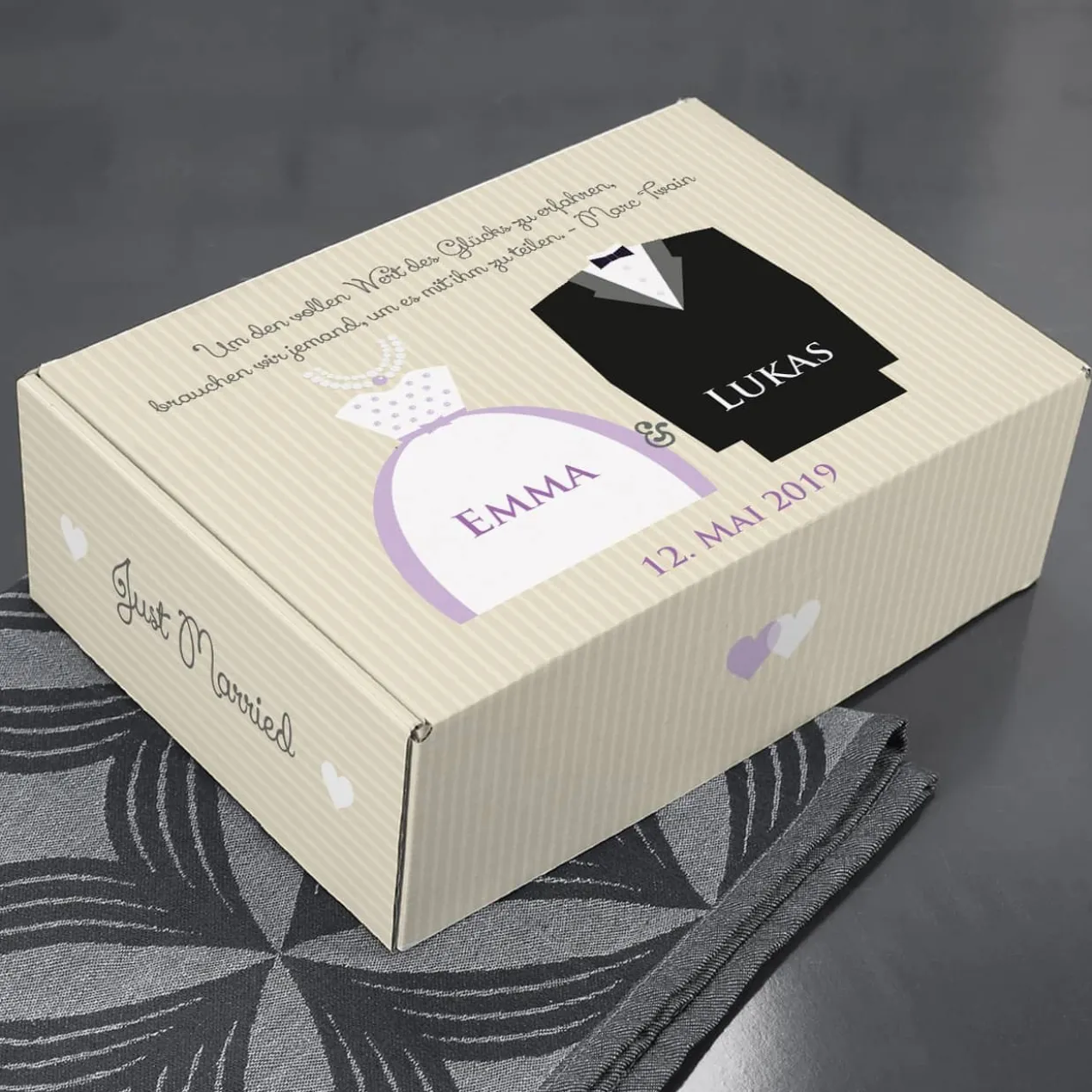 Geschenkkarton zur Hochzeit mit Brautpaar und Wunschtext