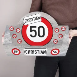 Geschenkkorb aus Pappe mit Verkehrszeichen und Name
