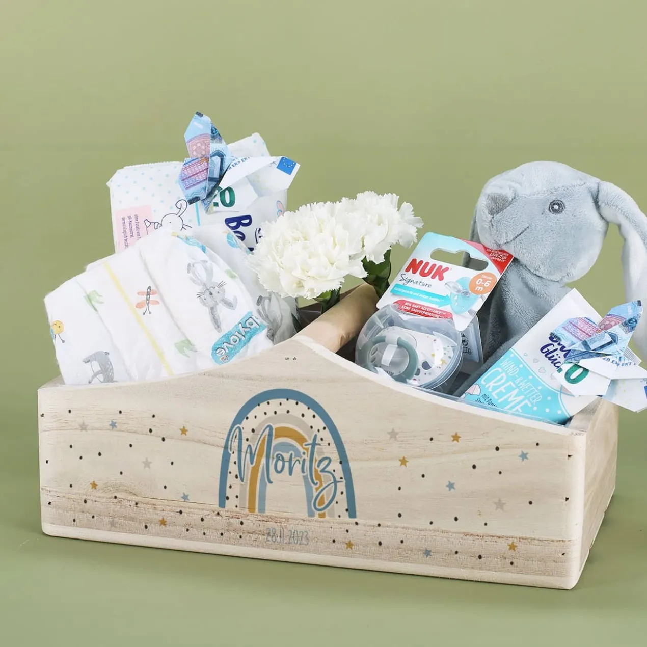 Geschenkkorb mit Regenbogenmotiv mit Name und Datum für Mädchen oder Jungen