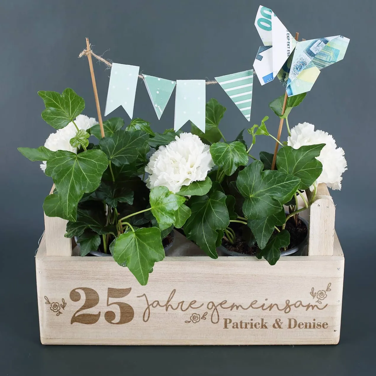 Geschenkkorb zum Hochzeitstag mit Ihren Wunschnamen graviert