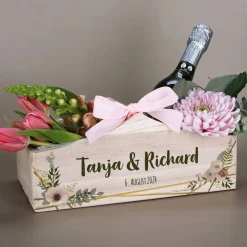 Geschenkkorb zur Hochzeit mit Namen, Datum & Blüten