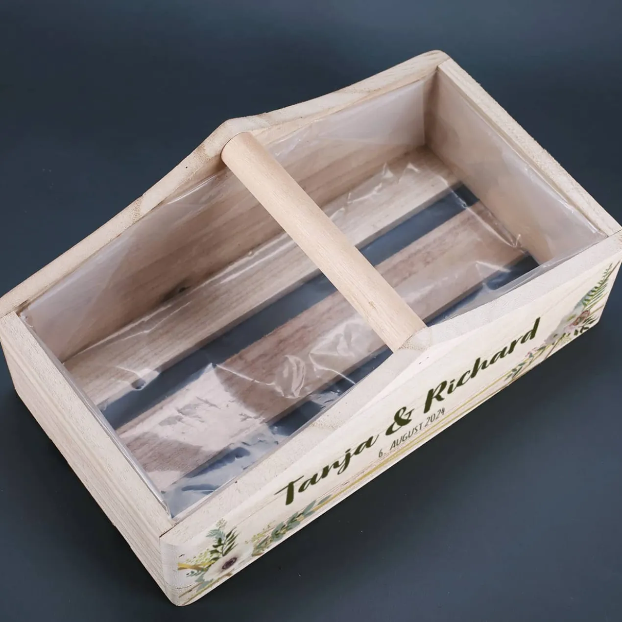 Geschenkkorb zur Hochzeit mit Namen, Datum & Blüten