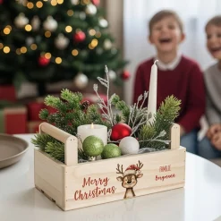 Geschenkkorb zu Weihnachten mit Rentier-Motiv personalisiert mit Wunschtext | Pflanzkiste aus Holz