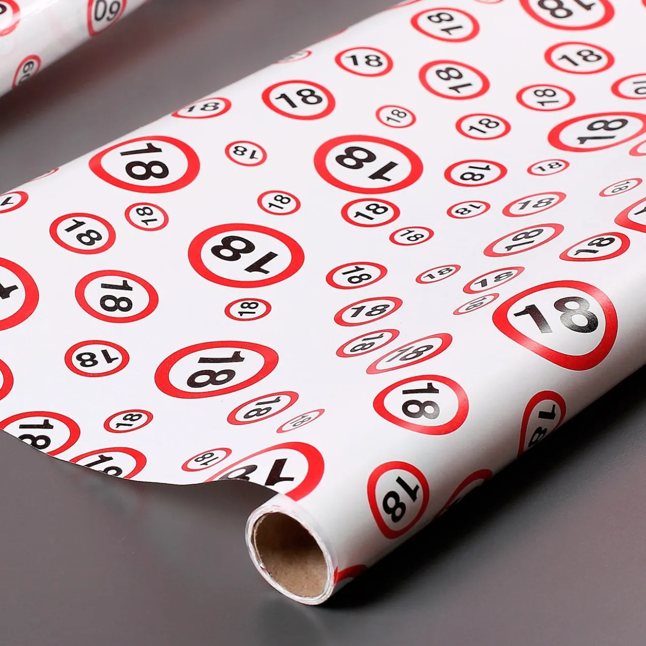 Geschenkpapier in Verkehrszeichenoptik zum 18. Geburtstag