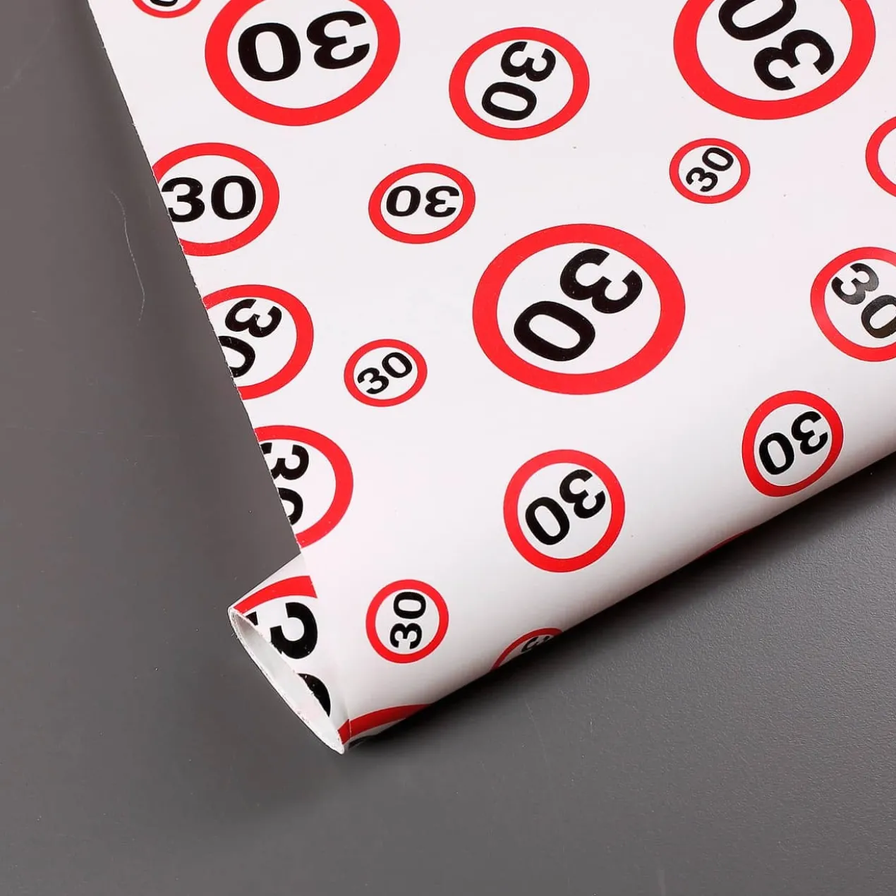 Geschenkpapier mit Verkehrszeichen-Motiv zum 30. Geburtstag