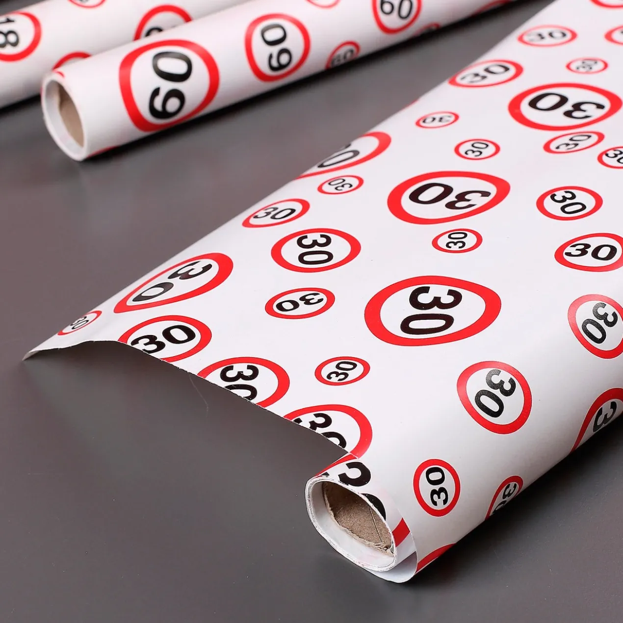 Geschenkpapier mit Verkehrszeichen-Motiv zum 30. Geburtstag
