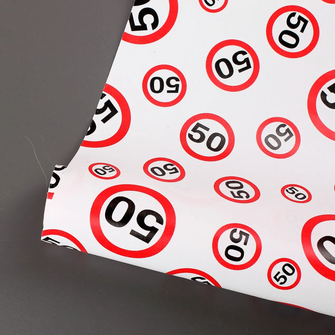 Geschenkpapier zum 50. Geburtstag im Verkehrszeichendesign