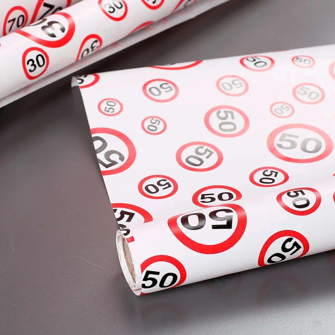 Geschenkpapier zum 50. Geburtstag im Verkehrszeichendesign