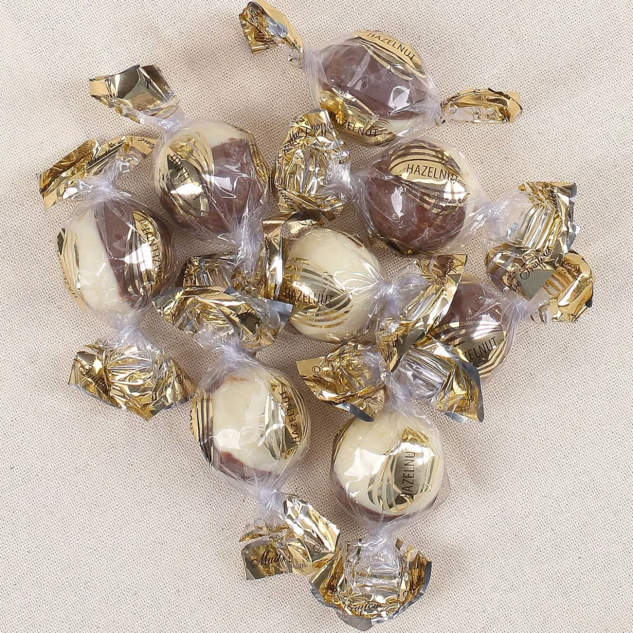 Geschenksäckchen zu Weihnachten gefüllt mit Pralinen