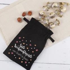Geschenksäckchen zu Weihnachten gefüllt mit Pralinen