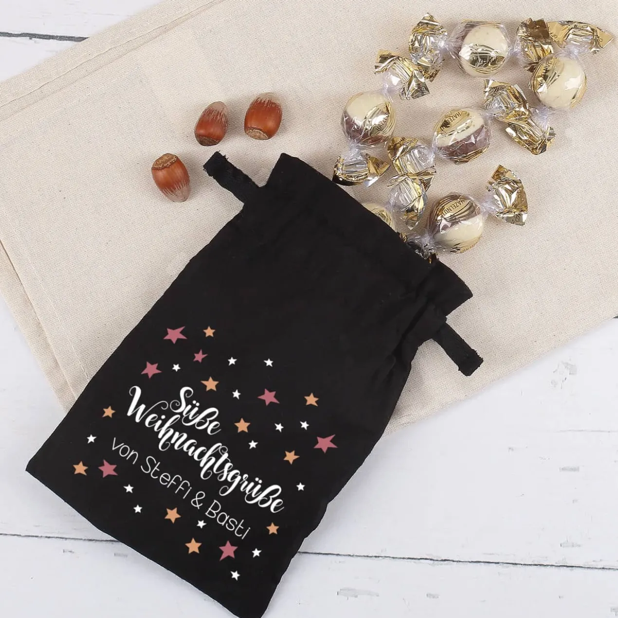 Geschenksäckchen zu Weihnachten gefüllt mit Pralinen
