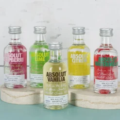 Geschenk-Set aus 5 Flaschen Vodka mit 2 gravierten Vodka-Gläsern in bedruckter Holzkiste