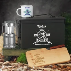 Geschenkset für Angler aus Leidenschaft in Munitionsbox mit Tasse, Messerbrett und LED-Laterne
