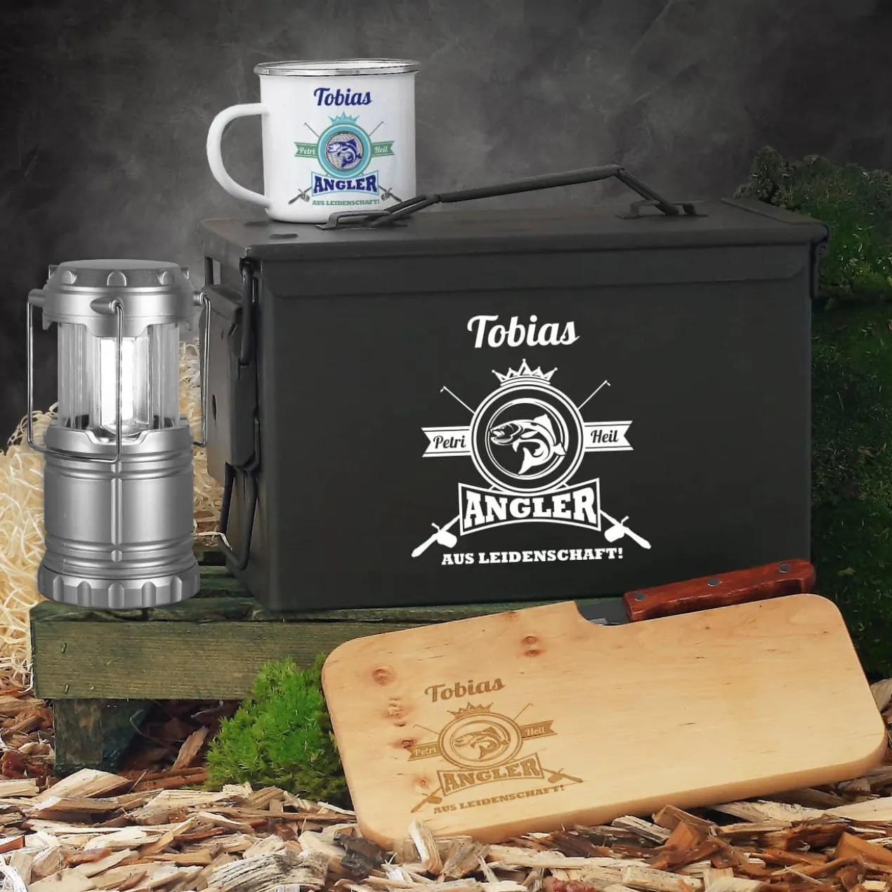 Geschenkset für Angler aus Leidenschaft in Munitionsbox mit Tasse, Messerbrett und LED-Laterne