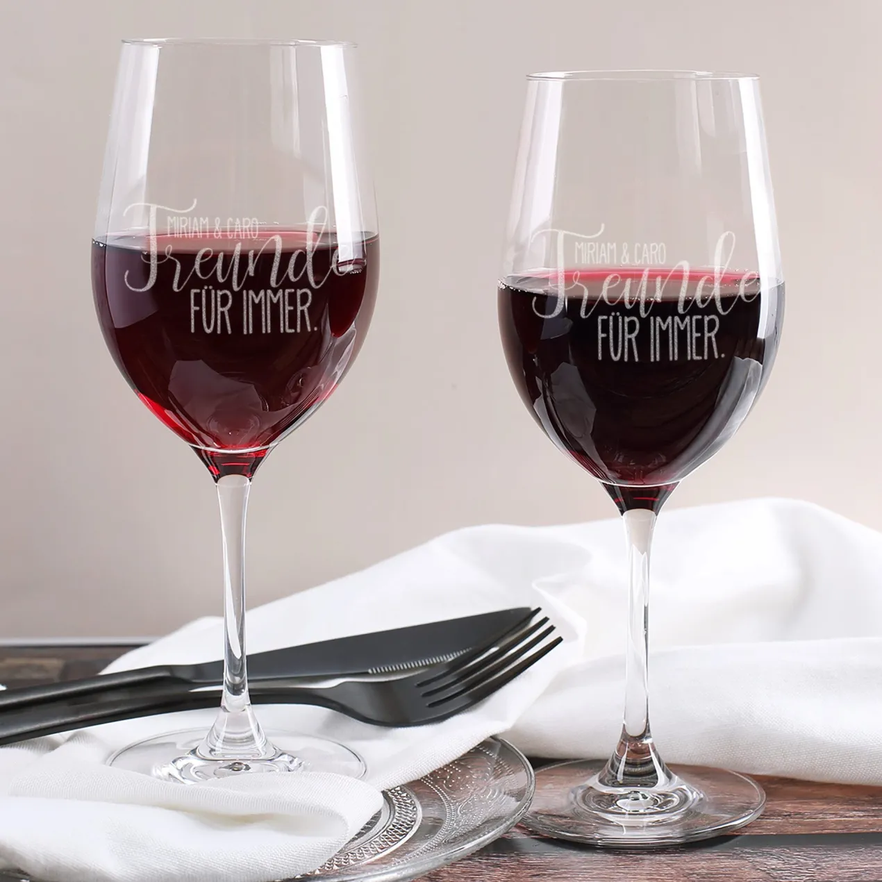 Geschenkset "Freunde für immer" in personalisierter Geschenkbox mit Biorebe-Wein und Gläsern