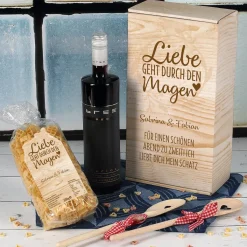Geschenkset "Liebe geht durch den Magen" mit Wunschnamen und Wunschtext