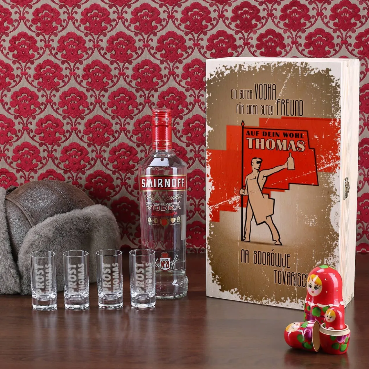 Geschenk-Set mit Smirnoff Vodka und 4 Vodkagläser in bedruckter Holzkiste