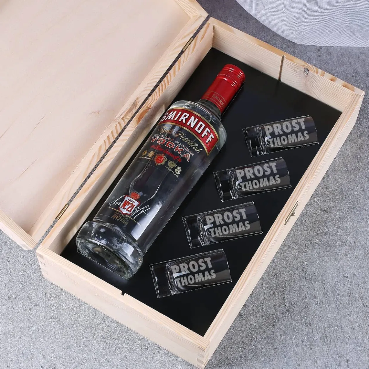 Geschenk-Set mit Smirnoff Vodka und 4 Vodkagläser in bedruckter Holzkiste