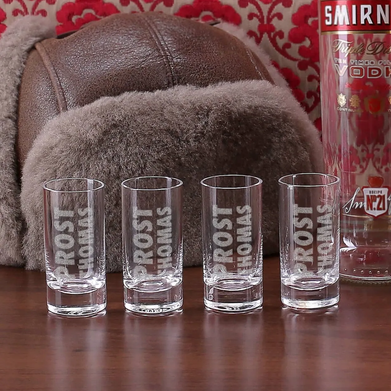 Geschenk-Set mit Smirnoff Vodka und 4 Vodkagläser in bedruckter Holzkiste