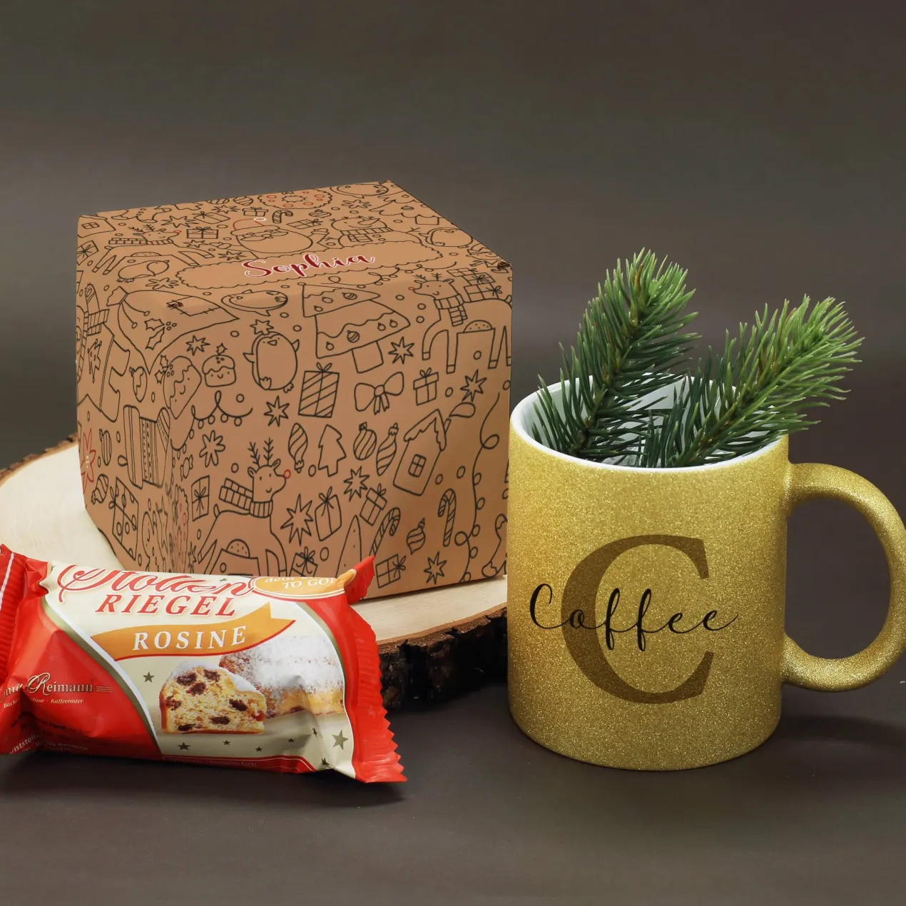 Geschenkset mit weihnachtlichen Doodle als Motiv, eine personalisierte Tasse und ein kleiner Stollen