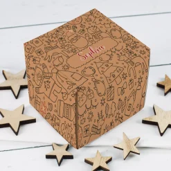 Geschenkset mit weihnachtlichen Doodle als Motiv, eine personalisierte Tasse und ein kleiner Stollen