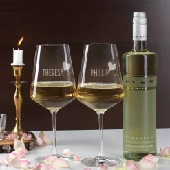 Geschenkset mit zwei gravierten Weingläsern und Wein in bedruckter Geschenkbox