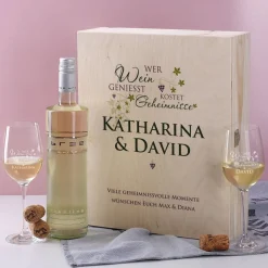 Geschenkset - Wer Wein genießt... 2 gravierte Gläser und Weinflasche in bedruckter Holzbox