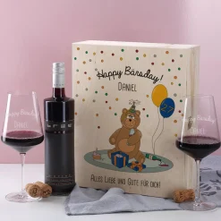Geschenkset zum Geburtstag bestehend aus personalisierter Holzbox und gravierten Weingläsern