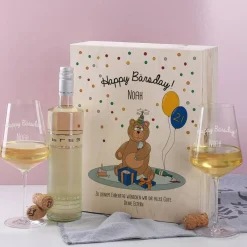 Geschenkset zum Geburtstag bestehend aus personalisierter Holzbox und gravierten Weingläsern