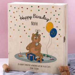 Geschenkset zum Geburtstag bestehend aus personalisierter Holzbox und gravierten Weingläsern