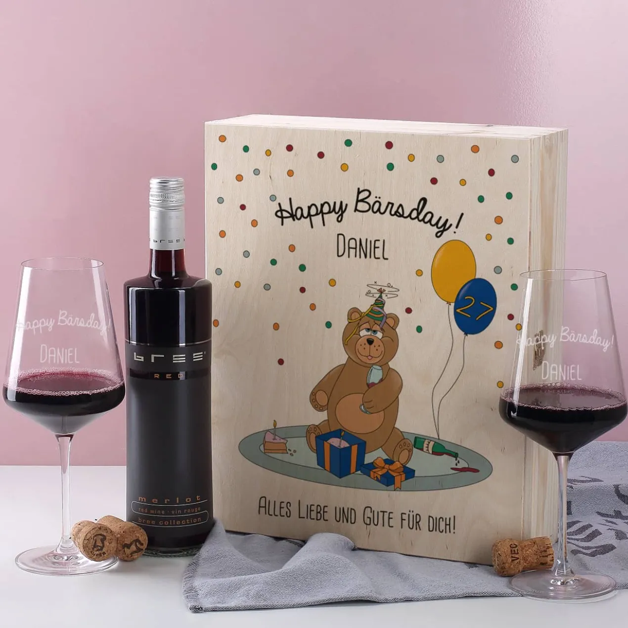 Geschenkset zum Geburtstag bestehend aus personalisierter Holzbox und gravierten Weingläsern