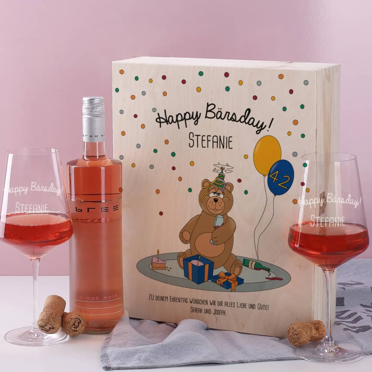 Geschenkset zum Geburtstag bestehend aus personalisierter Holzbox und gravierten Weingläsern