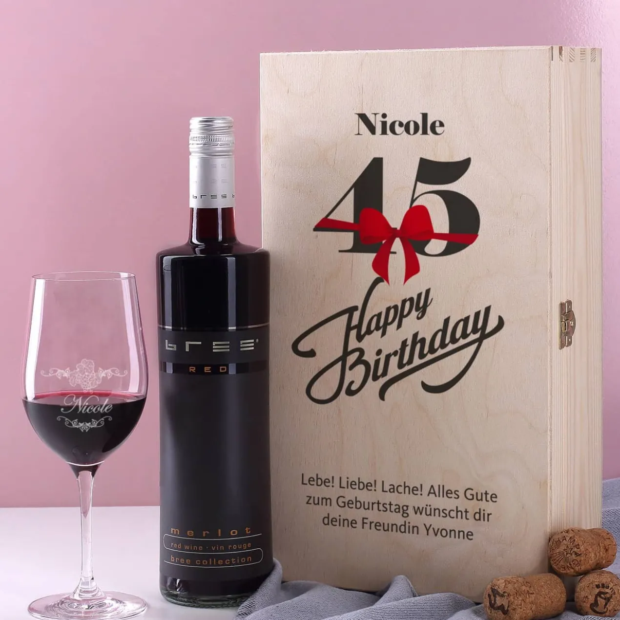 Geschenkset zum 45. Geburtstag mit graviertem Weinglas und Flasche in Holzbox