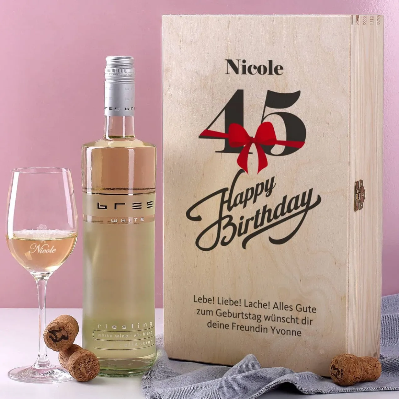 Geschenkset zum 45. Geburtstag mit graviertem Weinglas und Flasche in Holzbox